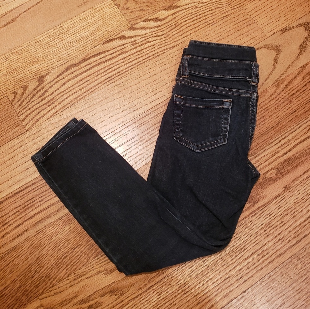High-waisted jeans